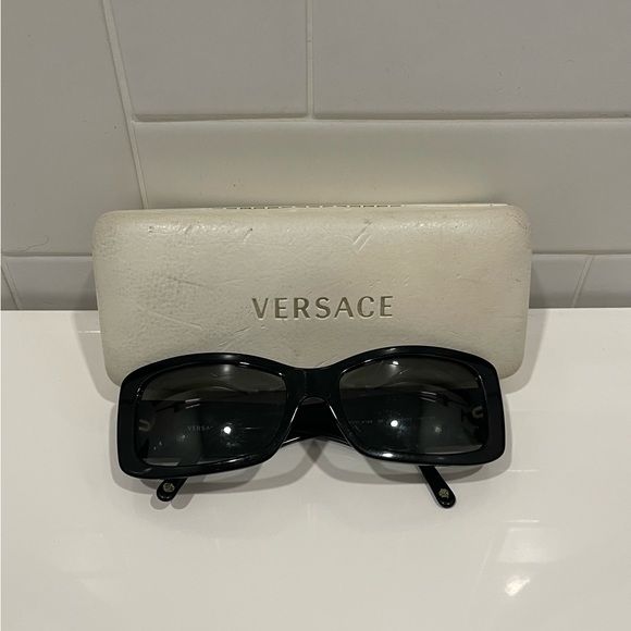 Vision of Luxury: Sleek Versace Glasses for Timeless Style - Picture 5 of 6